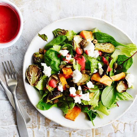 Talvisalaatti on mainio vegealkupala. Vadelmavinaigrette antaa vuohenjuustolle ja kasviksille ihanan makuparin.