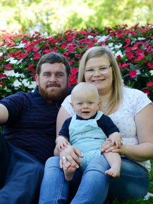 Suomalainen Larissa asuu perheensä kanssa Ranskan Yonnessa. Elias-poika on kuvassa kymmenen kuukauden ikäinen ja käynyt yli puoli vuotta perhepäivähoitajalla. Kuva: <span class="photographer">Larissan kotialbumi</span>