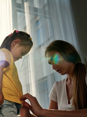 Vaikka lapsen vamma ei parane, pitää avut, tuet, kuntoutukset ja terapiat hakea vuosittain uudestaan, vanhempi kertoo.