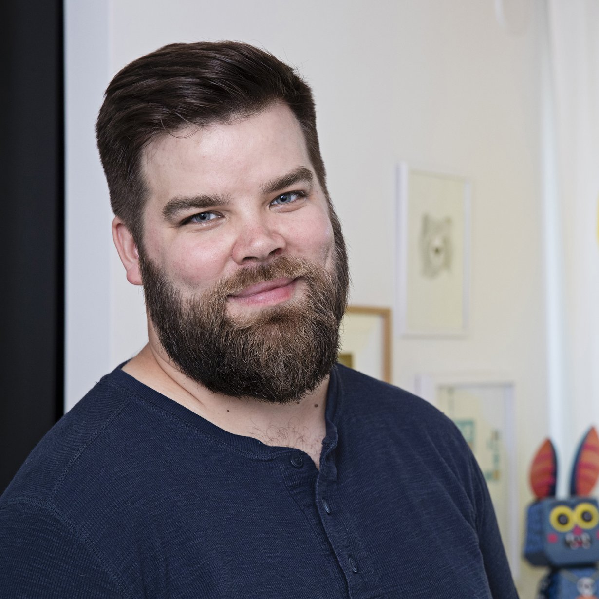 Tuomas ja hänen anoppinsa Maarit ovat sopineet, että lastenhoitotarpeista sovitaan ajoissa, jotta Maarit voi pitää kiinni myös omista menoistaan. Kuva: Anna Huovinen