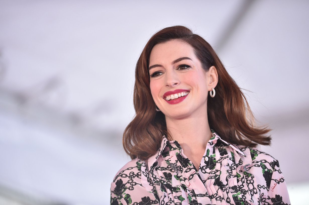 Anne Hathaway tunnetaan muun muassa elokuvista Interstellar sekä Paholainen pukeutuu Pradaan.