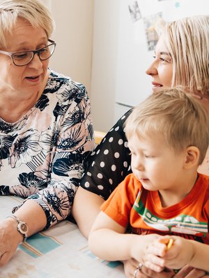 – On ymmärrettävää, että perheen ainoana aikuisena Eeva haluaa jakaa kasvatuksellisia asioita jonkun kanssa, Outi miettii. Kuva: <span class="photographer">Jesse Karjalainen</span>