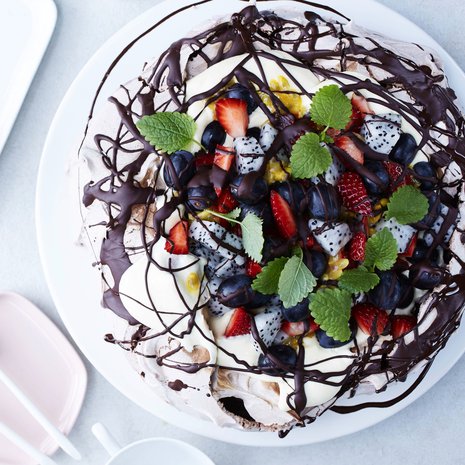 Suklaahuntu ja kauden marjat viimeistelevät pavlovan.