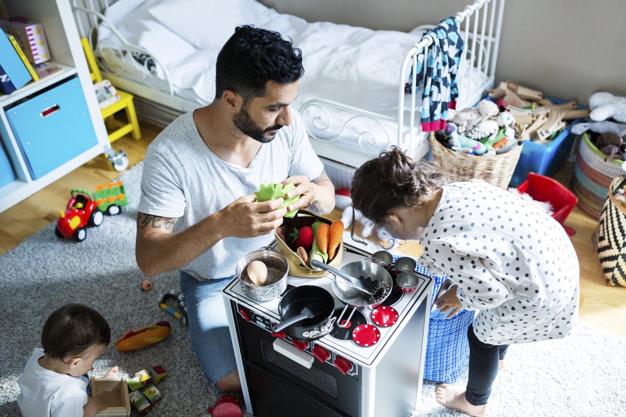 ”Syömään!” Arjesta tutut asiat, kuten ruuan laittaminen leikkikeittiössä, innostavat lasta monissa kehitysvaiheissa. Kuva: iStock