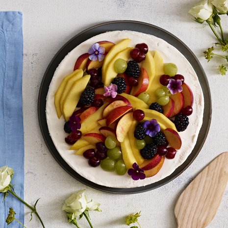 Kakku on kätevä valmistaa edellisenä päivänä valmiiksi jääkaappiin. Kuva: <span class="photographer">Mikko Hannula</span>