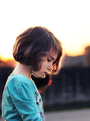 Jos tyttö oppii hyvällä käytöksellä ja nöyryydellä ostamaan vanhempiensa hyväksynnän, se jatkuu usein vielä aikuisenakin. Kuva: <span class="photographer">iStockphoto</span>