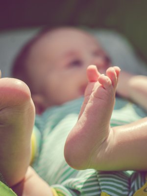 Vaunukopan suojissa vauva ei tarvitse hattua. Kuva: <span class="photographer">iStockphoto.</span>