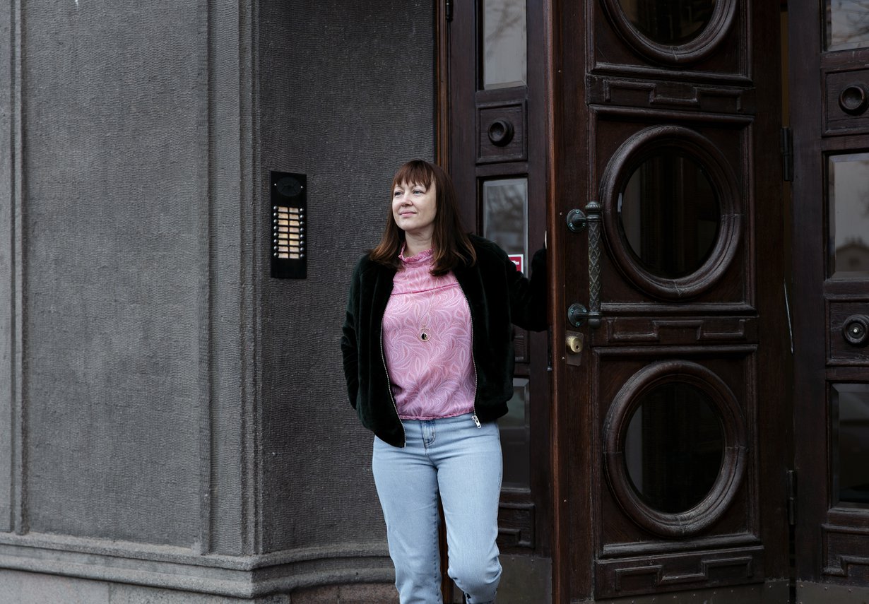 Pahan tuntija. Kicki Sehlstedt kirjoitti kirjan ajatellen pieniä tyttöjään. ”Työssäni olen nähnyt paljon pahuutta. Kirjan kirjoittaminen oli minulle kuin terapiaa, ja samalla käsittelin omia pelkojani.”