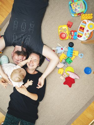 Vain minun. Hanna-Mari on iloinen,  ettei Hillan tarvitse jakaa  vanhempiensa huomiota. Kuva: <span class="photographer">Lauri Rotko</span>