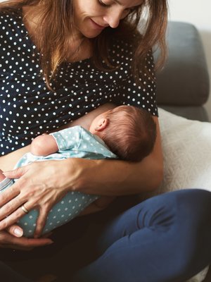 Hartiat jumissa imettämisestä? Vaihtele imetysasentoa ja nouse välillä liikuskelemaan, vaikka vauva vielä jatkaisikin syömistä.