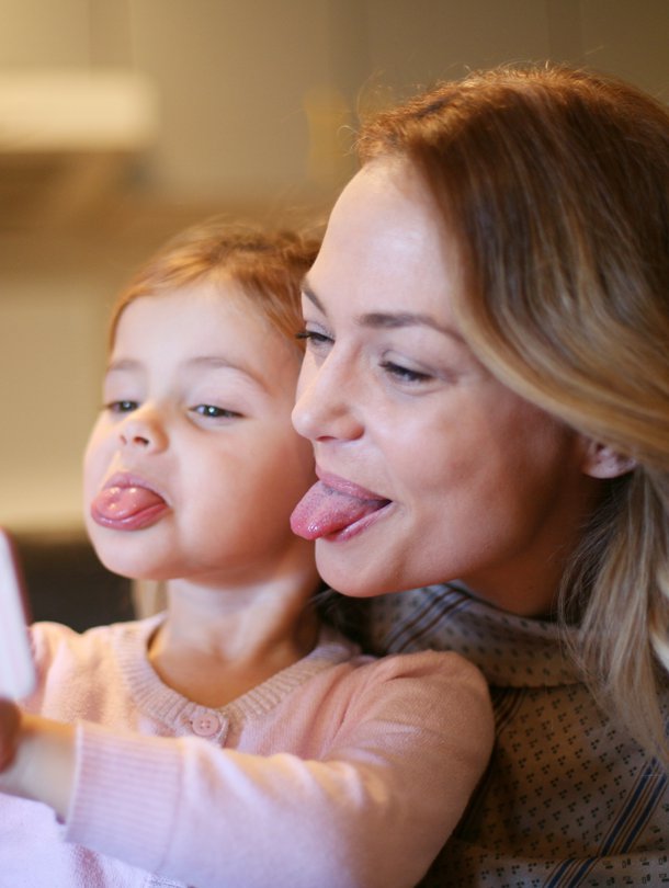Otetaan selfie! Filttereillä on hauska leikkiä, kunhan lapsen ja vanhemman yhteiseen aikaan mahtuu muutakin. Kuva: <span class="photographer">iStockphoto</span>