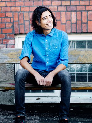 Inti Chavez Perez on luennoinut seksistä teinipojille kymmenen vuotta. Kuva: <span class="photographer">Anna Svanberg / Gummerus</span>