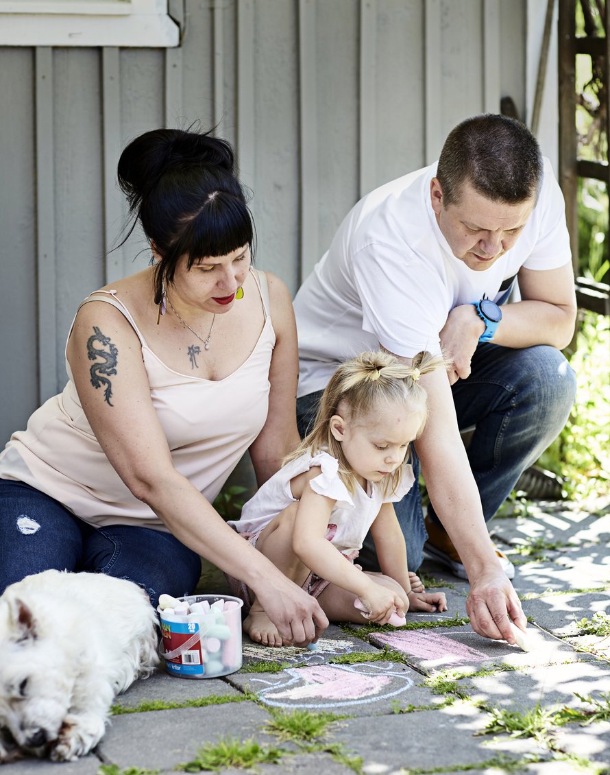 Suurempien perheiden elämä tuntuu sivusta seurattuna aikamoiselta hässäkältä, Hanna ja Niko miettivät. Kuva: Amanda Aho