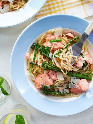 Superterveelliset broccolinit viimeistelevät annoksen.