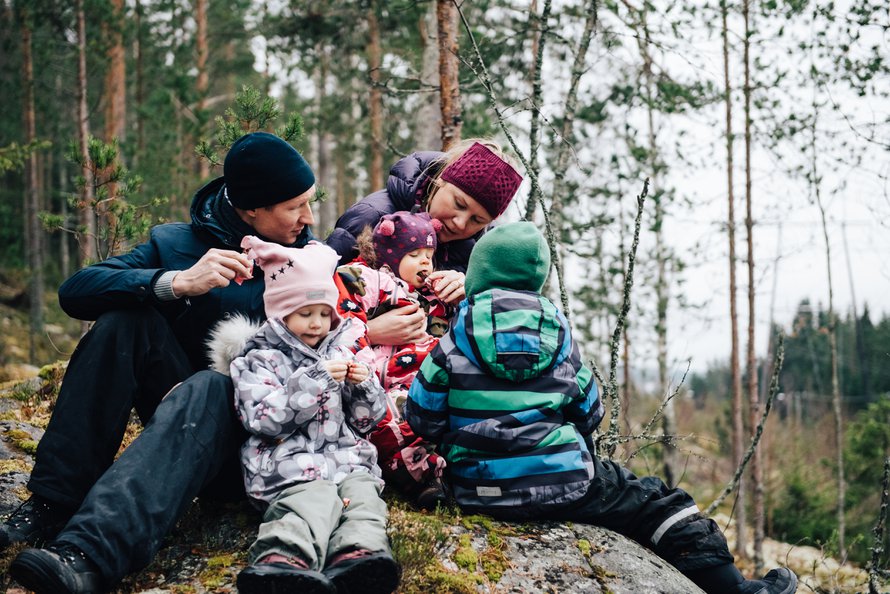 Sylviä ei pidetä pumpulissa, vaan hän saa kokeilla ja kompastellakin. Vanhemmat ja sisarukset ovat tukena, kun tarvitaan.