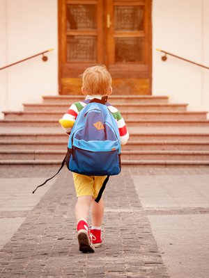 Kahden koululaisen äiti kertoo kokemuksensa koulusta, jossa riittää kokeiluja ja uudistuksia.