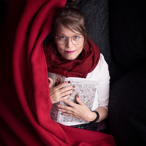 Narratiivinen työskentely, jossa ongelmat ja vastoinkäymiset rikastuvat osaksi arvokasta elämäntarinaa, on auttanut Susanna Salinia käsittelemään omaa lapsuuttaan ja poikansa itsemurhaa.