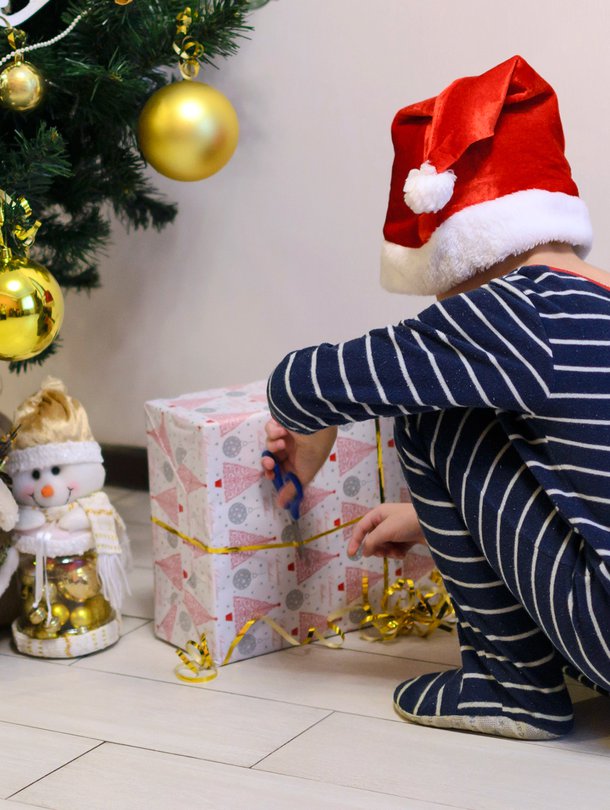 Olenko nyt ollut kiltti? Lastenpsykiatri kehottaa miettimään, onko uhkailu lahjattomalla joululla paras tapa opettaa lapselle riitojen ratkomista. Kuva: <span class="photographer">iStockphotos</span>