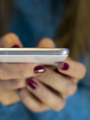 Seksuaalinen väkivalta voi saada alkunsa yhteydenotolla somessa ja viestipalveluissa. Kuva: <span class="photographer">iStockphoto</span>