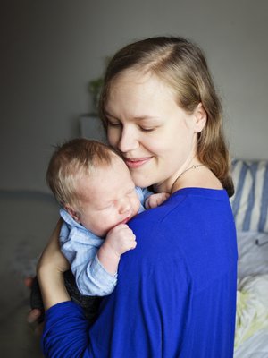 Jenna tuntee huolta siitä, millainen maailma lapselle jää. ”Toivon, että hän oppii kestäviä arvoja.”