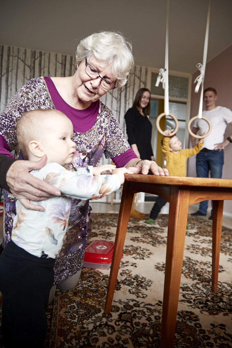 Päivi saapuu Alinan ja Ilmarin vanhempien avuksi aina tarvittaessa. ”En olisi pärjännyt ilman häntä”, perheen äiti Marjukka sanoo.