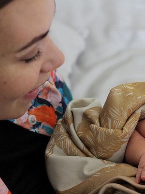 Mami go go -bloggaaja Minttu Storgårdsin kuopus testaa babyboxin peittoa. Kuva: <span class="photographer">Vimma</span>