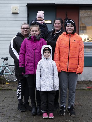 Idan kanssa arkea pyörittää hänen siskonsa Tiia (vas). Kuva: <span class="photographer">AVA</span>