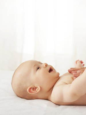 Hellä kosketus ja lempeä äänensävy viestivät: näen sinut, olet arvokas. Kuva: <span class="photographer">iStockphoto</span>