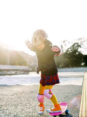 Aina valmiina. Uutta harrastusta opettelevat pikkukoululaiset ovat hammastapaturmien riskiryhmää. 