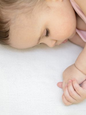 Kun vauva oppii nukahtamaan yksin, se voi parantaa hänen untaan kokonaisuudessaan. Kuva: <span class="photographer">Shutterstock</span>