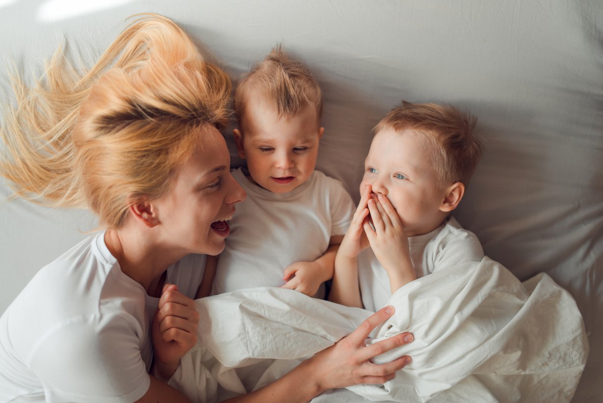 Pienetkin isosisarukset osallistuvat kuopuksen odotukseen innokkaasti. Kuva: iStockphoto.