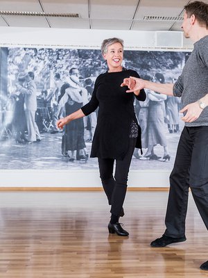 Helena Kuntsia viemässä tanssinopettaja Petri Kokko.