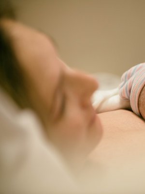 Alateitse syntyneistä lapsista yhteensä noin 20-30 prosenttia altistuu äidin antibiootille synnytyksen aikana.