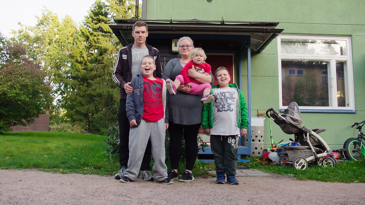 Savolaisen perheeseen kuuluu Markon ja Heidin lisäksi heidän kolme lastaan. Kuva: AVA