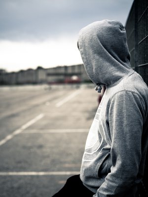 Kyse voi olla päihderiippuvuudesta, kun nuoren kaveripiiri äkillisesti muuttuu tai kun kaverit eivät ole vanhemmille tuttuja ennestään tai niistä mainitaan vain epämääräisesti. Kuva: <span class="photographer">iStock</span>