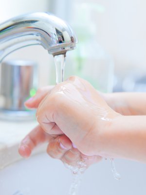 Hyvä käsihygienia ja pienet ryhmäkoot – siinä parhaat keinot ehkäistä tautien tarttumista lapselta toiselle. Kuva: <span class="photographer">iStockphotos</span>