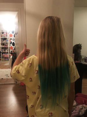 Tähän värjäystulokseen päästiin muutamalla liuskalla tummansinistä silkkipaperia. Paksuihin hiuksiin paperia kannattaa varata useampi liuska. 