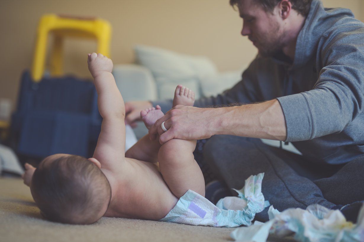 Perhevapaalla oleminen voi ahdistaa, jos tuntuu, että kodin seinät kaatuvat päälle. Kuva: iStockphoto.