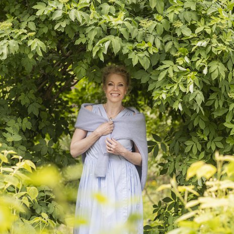 Kun korona alkoi ja työt menivät tauolle, Helena aloitti kotona puutarhaprojektin. Nyt piha on satoisa ja helppohoitoinen.