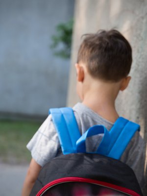 Lapselle sanotaan herkästi, että menet vaan reipaasti muiden mukaan. Se ei auta.