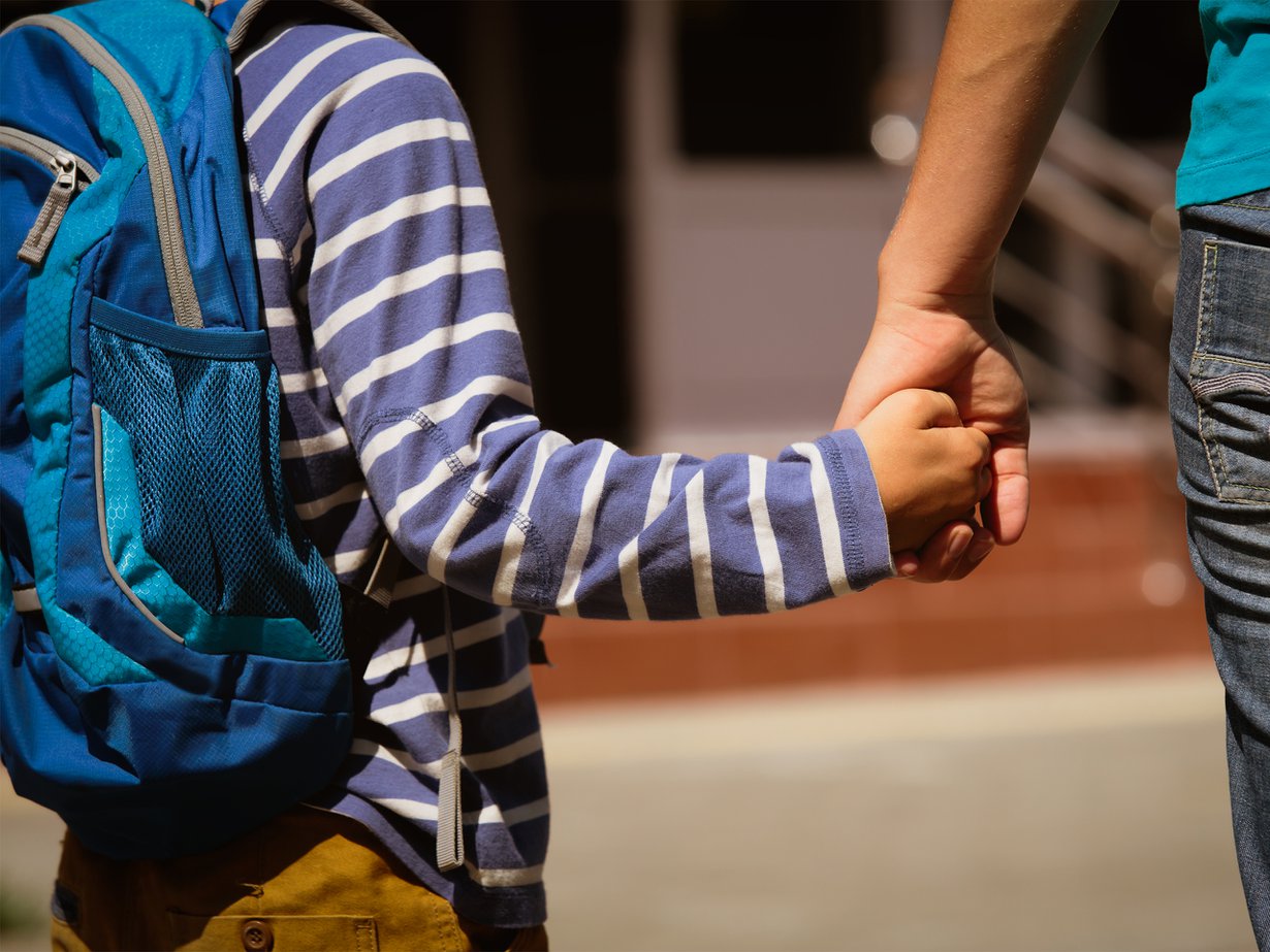 Tsemppaa lasta koulun alkaessa ja kerro, että jännitys helpottaa ajan kanssa. Kuva: iStockphoto