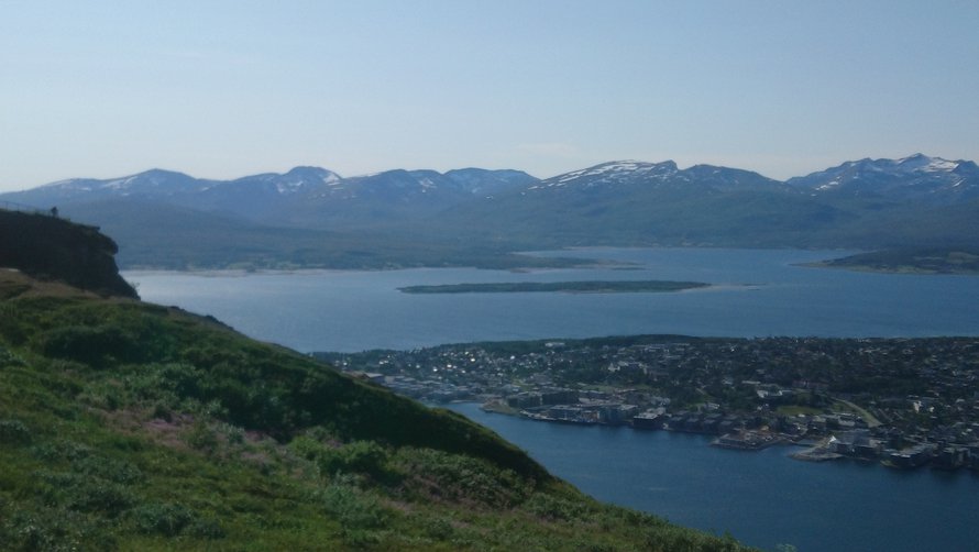 Tromssan maisemaa hallitsevat vuoret. Kuva: Hilkan ja Jarin kotialbumi