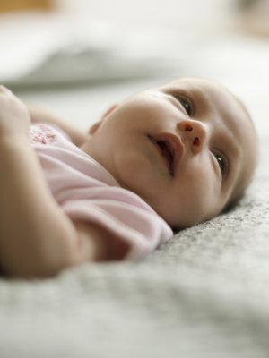 Kuulolla. Pieni vauva ei vielä näe kauas mutta kuulee tarkasti. Kuva: <span class="photographer">iStockphoto</span>