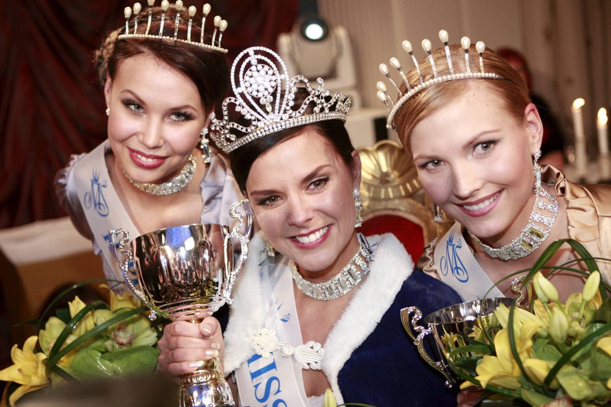 Susanna Mustajärvi (oik.) missilookissaan vuonna 2008. Keskellä Miss Suomi Satu Tuomisto ja vasemmalla toinen perintöprinsessa Jaana Taanila. Kuva: Antti Hämäläinen, IS