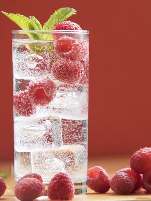 Lisää vesikannuun pakastettuja mansikoita, vadelmia, omenanlohkoja tai tyrnimarjoja. Juoma on paitsi kaunis, myös maukas ja takuuviileä! Kuva Shutterstock