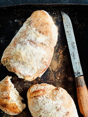 Perinteinen ranskalainen levain leivotaan vaaleasta juuresta eli vehnäjauhoista. Juuren eli villihiivojen ansiosta maku on hapan.