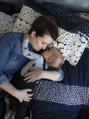 – Väsymys ei liity mitenkään siihen, kuinka paljon rakastaa vauvaansa. Kuka vain voi väsyä, Marjut Ollila muistuttaa. Kuva: <span class="photographer">Suvi Elo</span>