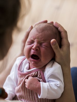  Selittämättömästi itkevän vauvan vanhemmalla on valtava tarve löytää itkulle syy ja saada lapsen oloa helpotettua. Kuva: <span class="photographer">iStockphoto.</span>