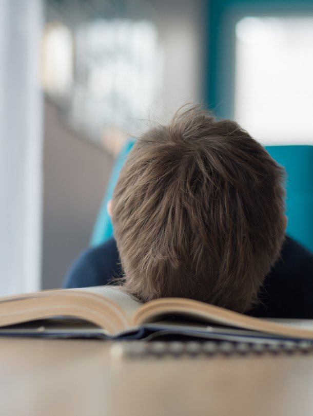 Aina ei tarvitse auttaa. Toisaalta on niitäkin lapsia, joita vanhemman apu läksyissä hyödyttäisi paljonkin. Kuva: <span class="photographer">iStockphoto</span>