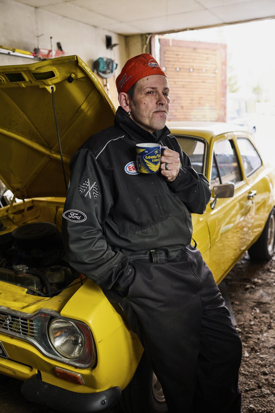 Kotteroita on päässyt kertymään, Timo Lavikainen tunnustaa kahvitauolla autotallissaan. Vuoden 1974 Ford Escortilla on kesäksi kuntoon -tavoite. ”Tosin en ole varma, onko se ensi kesä.”